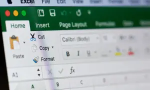 Ekran programu Excel z widocznymi opcjami edycji, takimi jak "Cut", "Copy", "Paste" i "Format". Użytkownik przygotowuje się do blokowania komórek.