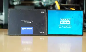 Dwa dyski SSD Goodram CX400 (1TB, gen. 2) i CX300 na błyszczącym blacie.