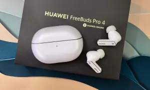 Białe słuchawki TWS Huawei FreeBuds Pro 4 z etui na czarnym tle z logo.