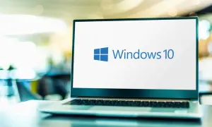 Laptop z logo Windows 10. Dowiedz się, jak zrobić screena na laptopie, by uwiecznić ważne momenty.