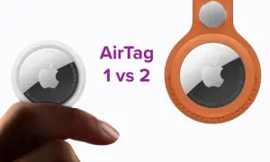 Dwa lokalizatory Apple AirTag: jeden trzymany w dłoni, drugi w pomarańczowym etui. Dowiedz się, airtag co to jest i jakie ma funkcje.