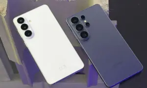 Dwa smartfony Samsung, biały i granatowy, leżą obok siebie. Biały ma trzy aparaty, granatowy cztery. Bixby z pewnością doceniłby ich design.