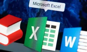 Ikony aplikacji Microsoft Excel i Word na pulpicie. Excel gotowy do pracy z danymi.