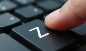 Palec naciska klawisz "Z" na klawiaturze. Dowiedz się, jak zrobić ź na klawiaturze.