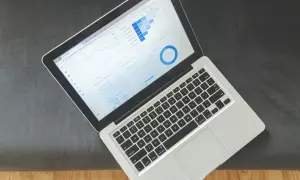 Laptop z wykresem Google Analytics. Analiza danych, wskaźniki i wykresy, które pomagają zrozumieć ruch na stronie. To jak excel indeks dla biznesu.