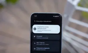 Ekran telefonu z powiadomieniem o aktualizacji systemu. Widoczna jest godzina 11:29, ikona 5G, poziom baterii 64% i menu ustawień, w tym opcje "Sieć i internet" oraz "Połączone urządzenia", typowe dla systemu Android 16.