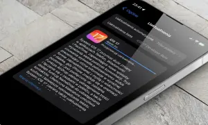 Ekran iPhone'a z informacją o przygotowaniu uaktualnienia do iOS 17. Widoczne nowe funkcje i ulepszenia.