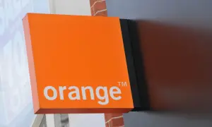 Pomarańczowy szyld Orange z napisem "orange™". Chcesz wiedzieć, jak sprawdzić stan konta w Orange?