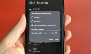 Ekran telefonu z ustawieniami prywatnego DNS, gdzie wpisano "dns.adguard-dns.com".