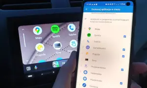 Dostosowywanie aplikacji w menu Android Auto. Na ekranie telefonu widać listę aplikacji, a obok nich pola wyboru.