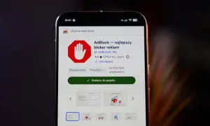 Ekran telefonu z Chrome Web Store, pokazujący rozszerzenie AdBlock. Dowiedz się, jak wyłączyć adblocka, jeśli chcesz zobaczyć reklamy.