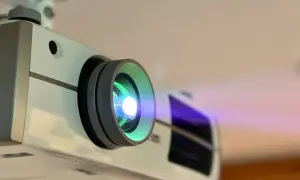 Projektor dlp emituje jasne światło, tworząc barwne refleksy na suficie.