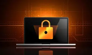 Laptop z pomarańczową kłódką symbolizującą bezpieczeństwo danych, w tle cyfrowy wzór. Szyfrowanie RSA zapewnia ochronę.