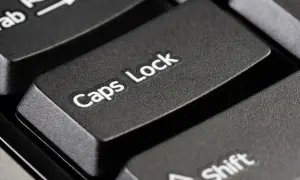 Klawisz Caps Lock na klawiaturze. Czasem zapominamy go wyłączyć i piszemy WIELKIMI LITERAMI.