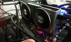Karta graficzna RTX 2060 z zielonym podświetleniem "GeForce RTX" i wentylatorami. Widać jej dużą ilość vram, podłączoną do płyty głównej z podświetlanym logo ROG.