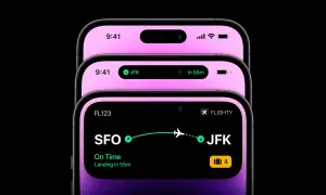 Trzy telefony z dynamic island. Jeden pokazuje lot do JFK, drugi szczegóły lotu SFO-JFK.