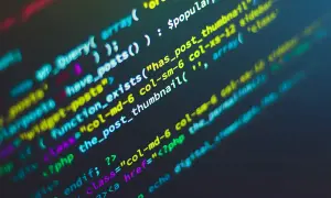 Fragment kodu PHP z kolorowym podświetleniem, widoczne są funkcje i zmienne, np. `have_posts()`, `the_post_thumbnail()`.