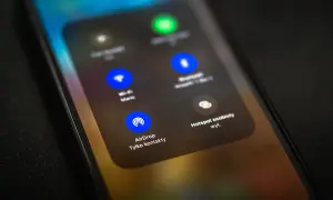 Ekran telefonu z menu AirDrop. Dowiedz się, airdrop co to jest i jak działa.