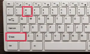 Klawiatura z podświetlonym klawiszem "@" (małpa znak) i klawiszem Shift.
