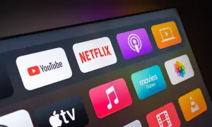 Ekran z ikonami aplikacji: YouTube, Netflix, Podcasts, Movies iTunes, Apple TV. Możliwość strumieniowania przez miracast.