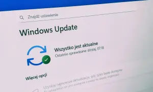 Ekran Windows Update z komunikatem "Wszystko jest aktualne", sugerujący, że system Windows 11 25H2 jest gotowy do pracy.