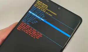 Ekran telefonu Samsung z menu Android Recovery. Wyświetlona opcja "Wipe data/factory reset" to klucz do tego, jak zresetować telefon Samsung.