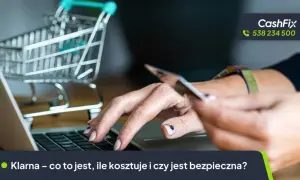 Kobieta płaci kartą online, obok wózek sklepowy. Czy Klarna jest bezpieczna? Dowiedz się więcej o tej metodzie płatności.