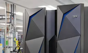 Nowoczesny mainframe IBM z niebieskimi akcentami, otoczony infrastrukturą techniczną.