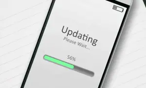 Ekran telefonu pokazuje postęp aktualizacji aplikacji. Proszę czekać, 56%.