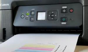 Drukarka Canon wyświetla komunikat "Do którego deseniu jest najbardziej podobny Twój zadrukowany?". Drukarka nie drukuje, mimo że papier jest włożony.
