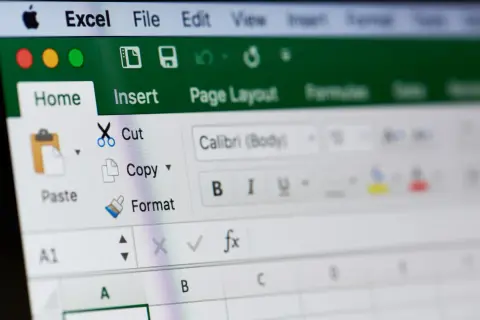 Ekran programu Excel z widocznymi opcjami edycji, takimi jak "Cut", "Copy", "Paste" i "Format". Użytkownik przygotowuje się do blokowania komórek.