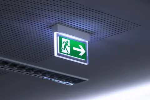 Jak podłączyć oświetlenie awaryjne - proste kroki i ważne zasady