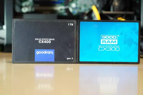 Dwa dyski SSD Goodram CX400 (1TB, gen. 2) i CX300 na błyszczącym blacie.