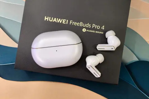 Białe słuchawki TWS Huawei FreeBuds Pro 4 z etui na czarnym tle z logo.