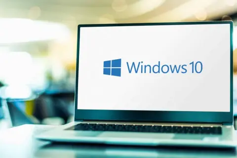 Laptop z logo Windows 10. Dowiedz się, jak zrobić screena na laptopie, by uwiecznić ważne momenty.
