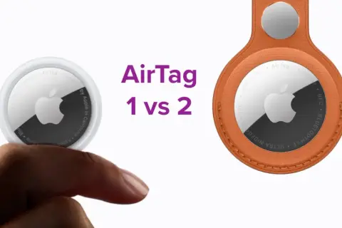 Dwa lokalizatory Apple AirTag: jeden trzymany w dłoni, drugi w pomarańczowym etui. Dowiedz się, airtag co to jest i jakie ma funkcje.