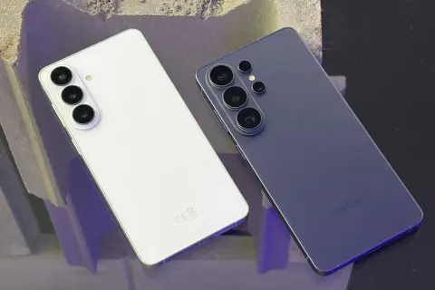 Dwa smartfony Samsung, biały i granatowy, leżą obok siebie. Biały ma trzy aparaty, granatowy cztery. Bixby z pewnością doceniłby ich design.