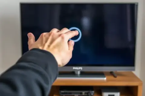 Jak włączyć telewizor bez pilota - proste sposoby, które działają