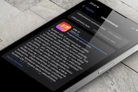 Ekran iPhone'a z informacją o przygotowaniu uaktualnienia do iOS 17. Widoczne nowe funkcje i ulepszenia.