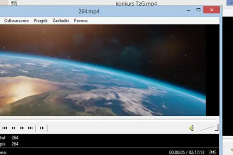 Oglądanie filmu "264.mp4" na klasycznym odtwarzaczu mediów. Widok Ziemi z kosmosu.