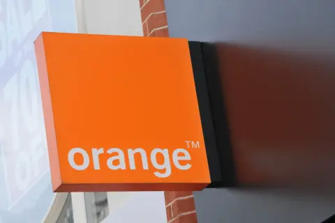 Pomarańczowy szyld Orange z napisem "orange™". Chcesz wiedzieć, jak sprawdzić stan konta w Orange?