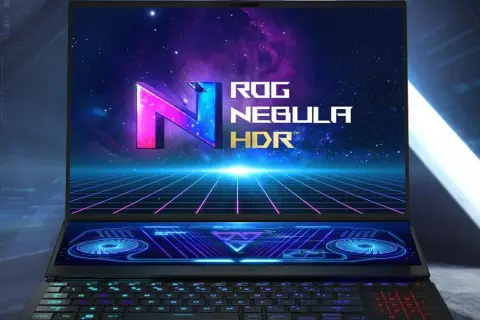 Laptop z ekranem **AMOLED** prezentuje logo ROG Nebula HDR na tle kosmosu i siatki. Dolny ekran pokazuje futurystyczne grafiki.