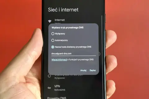 Ekran telefonu z ustawieniami prywatnego DNS, gdzie wpisano "dns.adguard-dns.com".