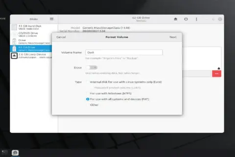 Okno dialogowe "Format Volume" w systemie Linux. Wybieram formatowanie dysku 62 GB na FAT.