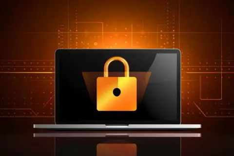 Laptop z pomarańczową kłódką symbolizującą bezpieczeństwo danych, w tle cyfrowy wzór. Szyfrowanie RSA zapewnia ochronę.