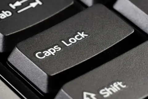 Klawisz Caps Lock na klawiaturze. Czasem zapominamy go wyłączyć i piszemy WIELKIMI LITERAMI.