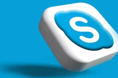 Trójwymiarowe logo Skype, biała chmurka z niebieską literą "S", unosi się na błękitnym tle.