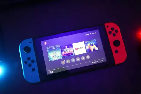 Konsola Nintendo Switch z grami "The Gardens Between", "Asphalt", "Robonauts" i YouTube. To jak przenośny emulator gier, który pozwala na zabawę w dowolnym miejscu.