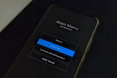 Ekran telefonu Xiaomi w trybie fastboot, menu główne MIUI Recovery 5.0 z opcją "Wipe Data" podświetloną na niebiesko.