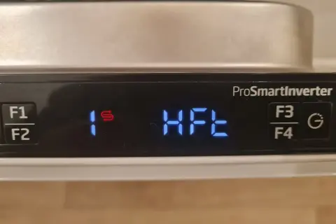 Panel zmywarki Beko: przyciski F1, F2, F3, F4, symbol "1s" i napis "HFE".